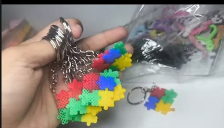 Peças coloridas de Hama Beads em formato de quebra-cabeça