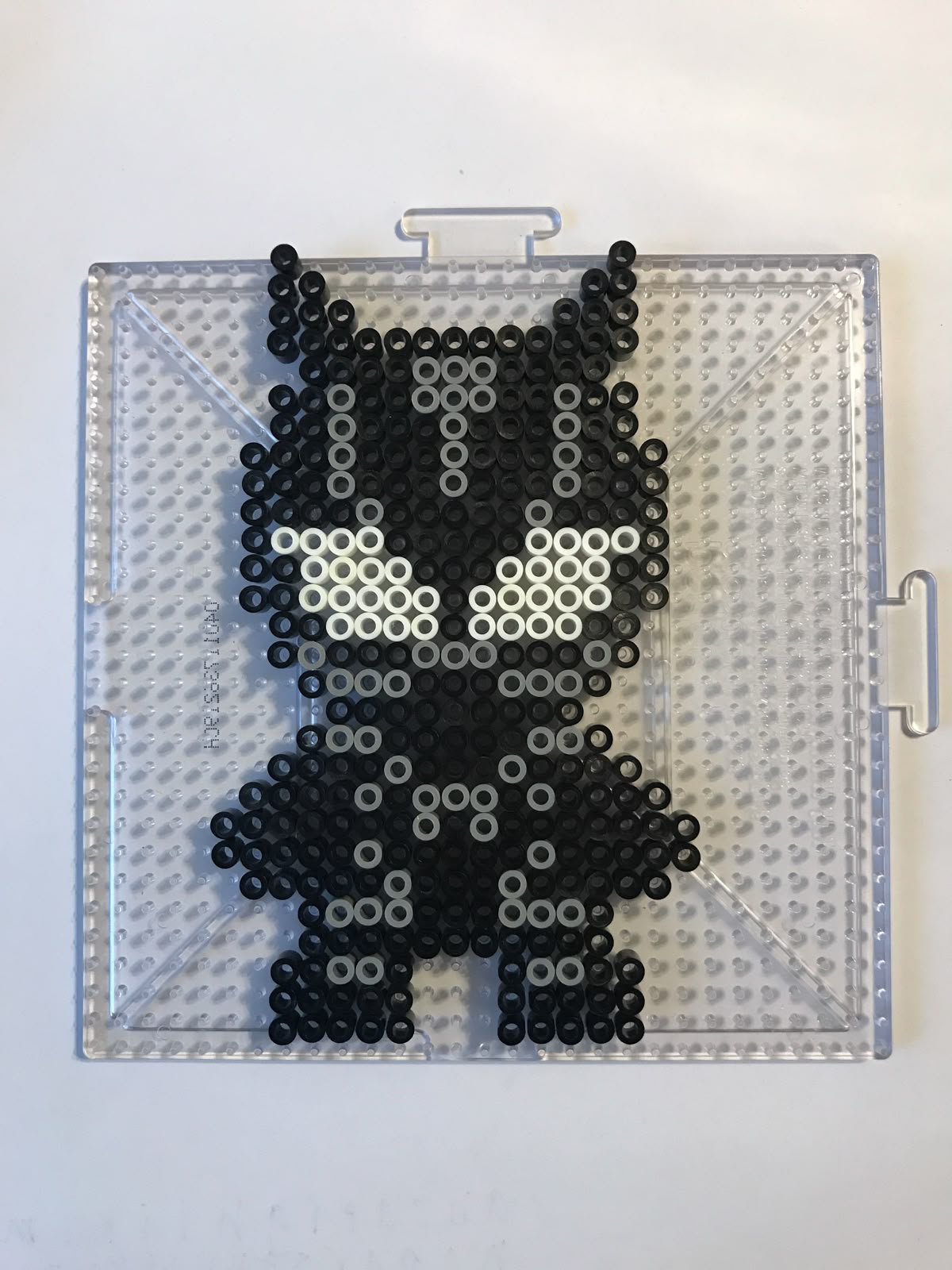 Pantera Negra de corpo inteiro em Hama Beads pretas sobre a placa