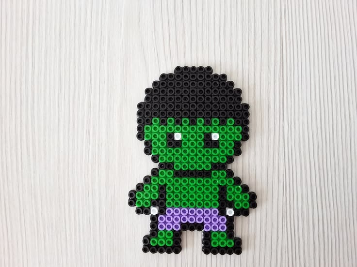 Peça do Hulk em Hama Beads verde sobre fundo claro
