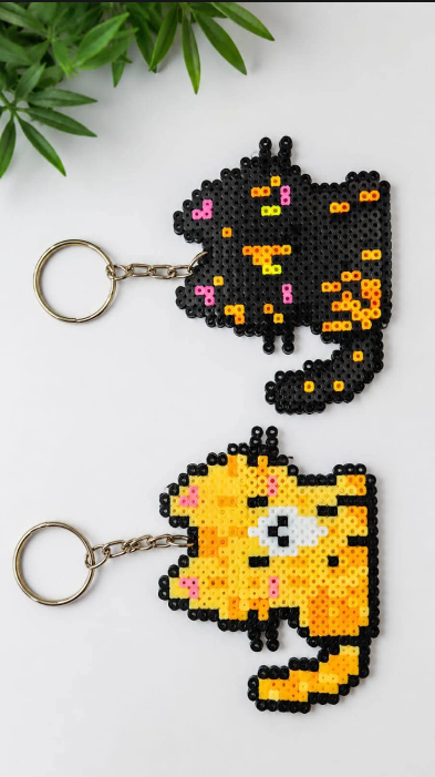 Par de chaveiros de gatinhos preto e amarelo em Hama Beads