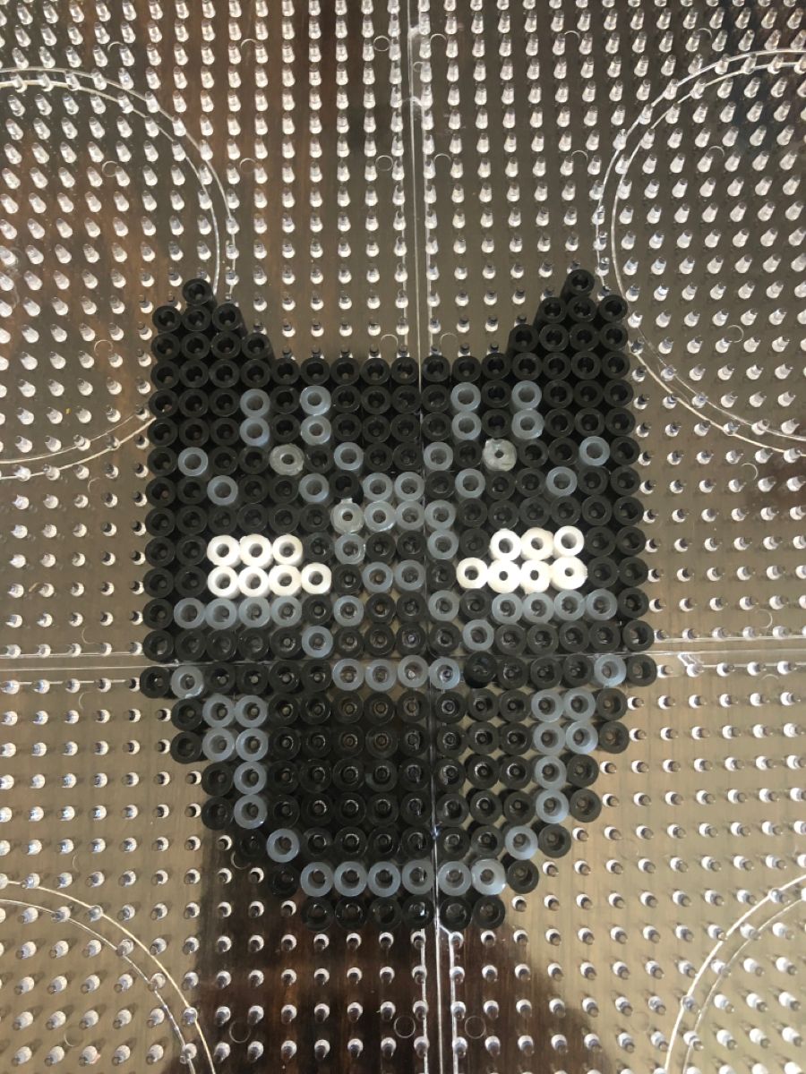 Máscara do Pantera Negra em Hama Beads pretas e cinzas em montagem